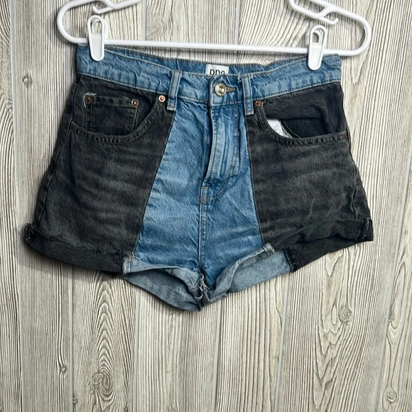 BDG Pants - Women’s BDG high waisted pax raw hem jean shorts size 29